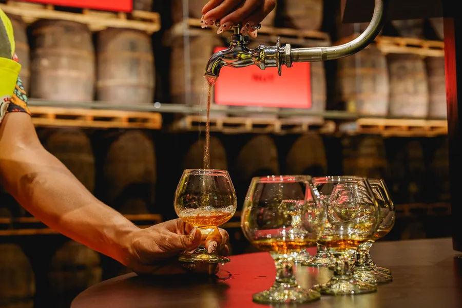 Ron BACARDÍ servido directamente de la barrica en copas de cata en Casa BACARDÍ