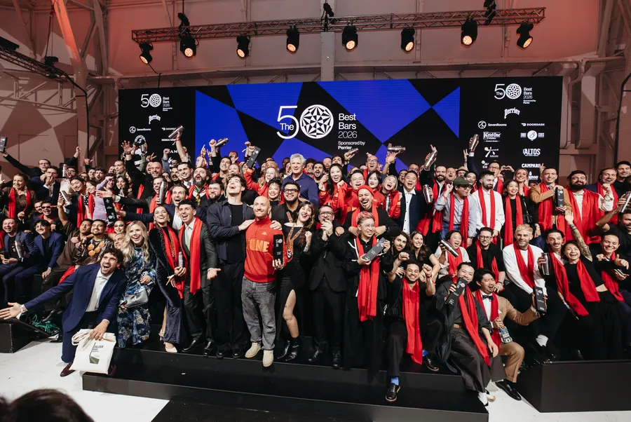 Cointreau en The 50 Best Bars 2026 en Milán: bartenders con bufandas rojas celebran en el escenario