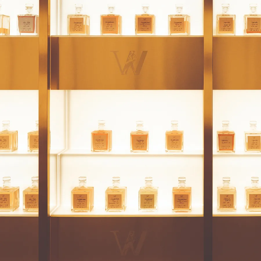 Johnnie Walker Vault: muestras de whisky en frascos de cristal etiquetados sobre estanterías iluminadas